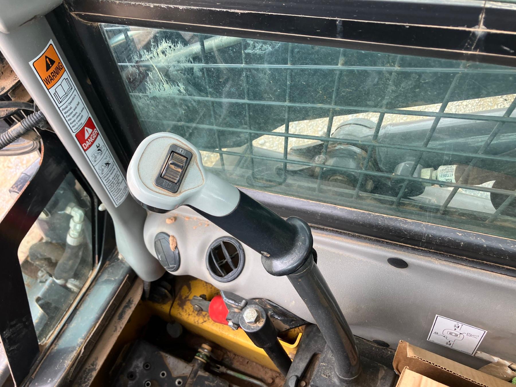 NEW HOLLAND C323-T4 SKID STEER