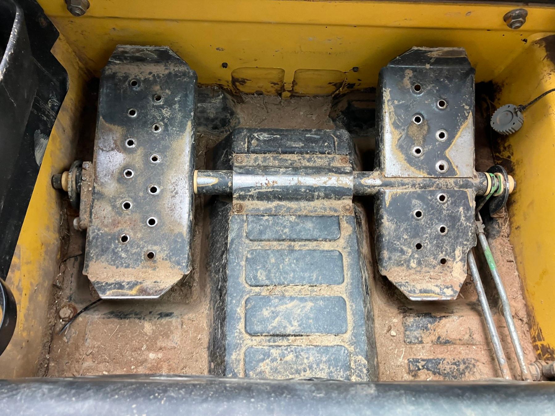NEW HOLLAND C323-T4 SKID STEER