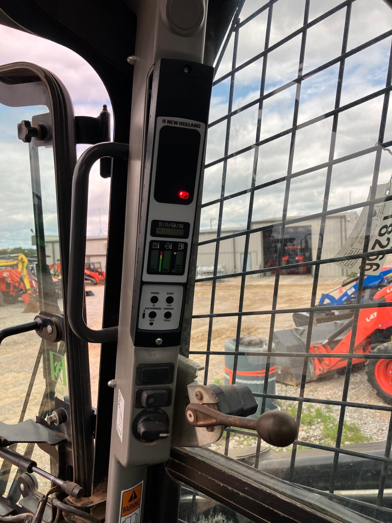 NEW HOLLAND C323-T4 SKID STEER