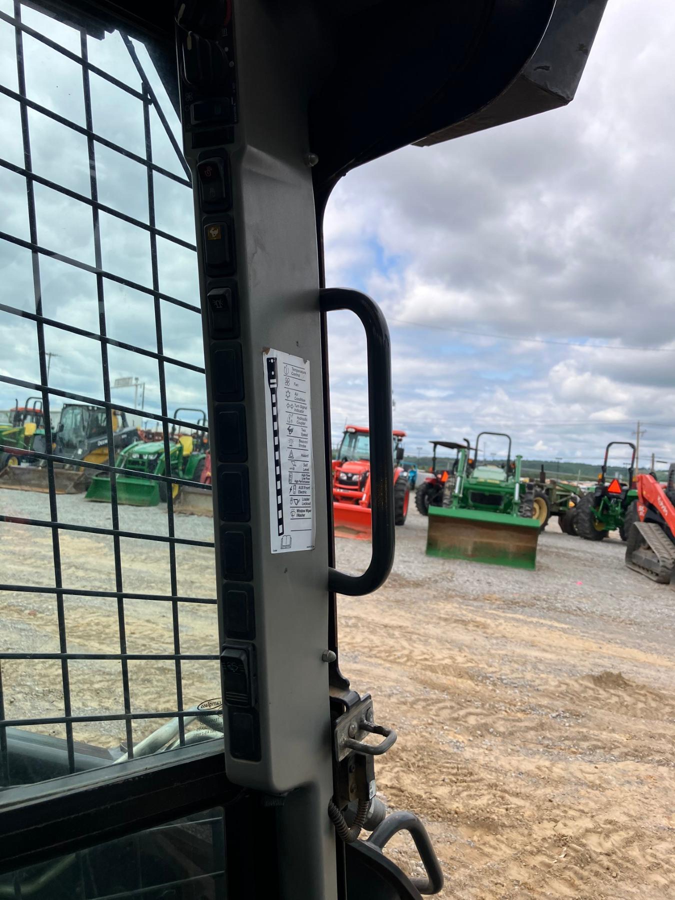 NEW HOLLAND C323-T4 SKID STEER