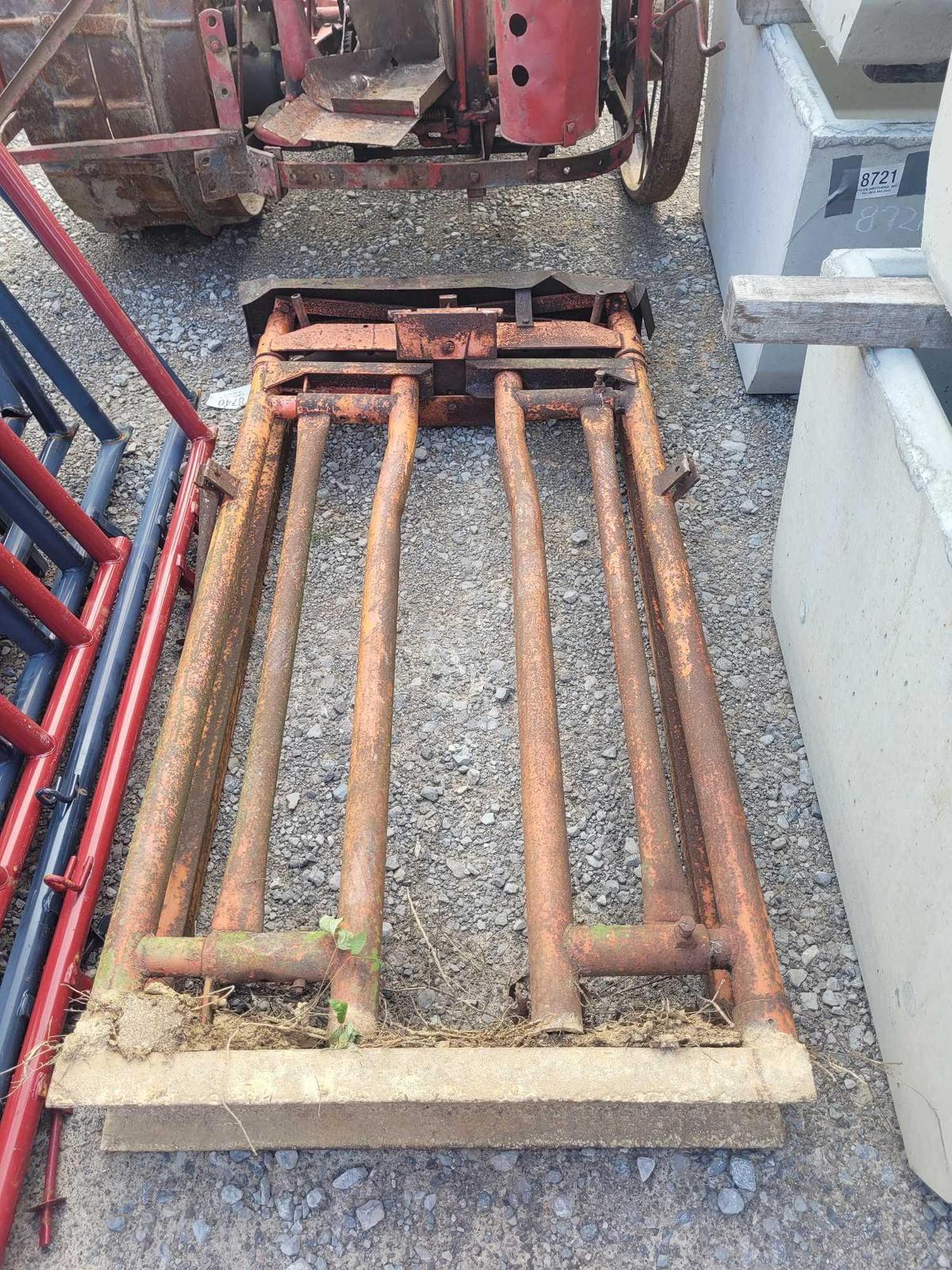 AUTOMATIC LIVESTOCK HEADGATE