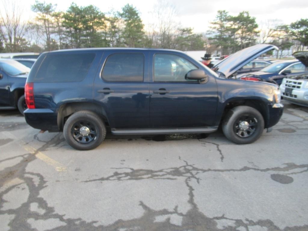 11 Chevrolet Tahoe  Subn BL 8 cyl  Started with Jump on 12/10/2020 AT PB PS R AC PW VIN: 1GNLC2E02BR