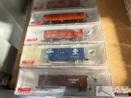 (53) Roundhouse & Deluxe N-Scale Model Trains