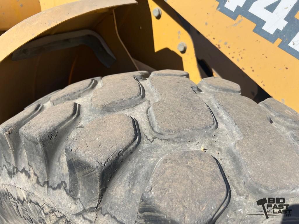 John Deere 444H Loader