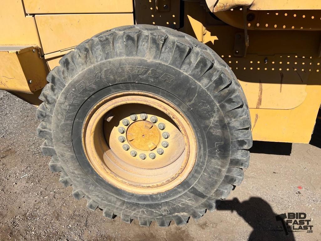 John Deere 444H Loader