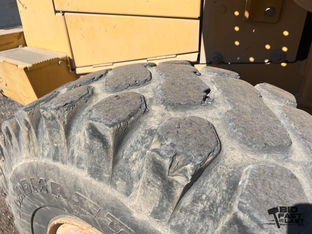 John Deere 444H Loader