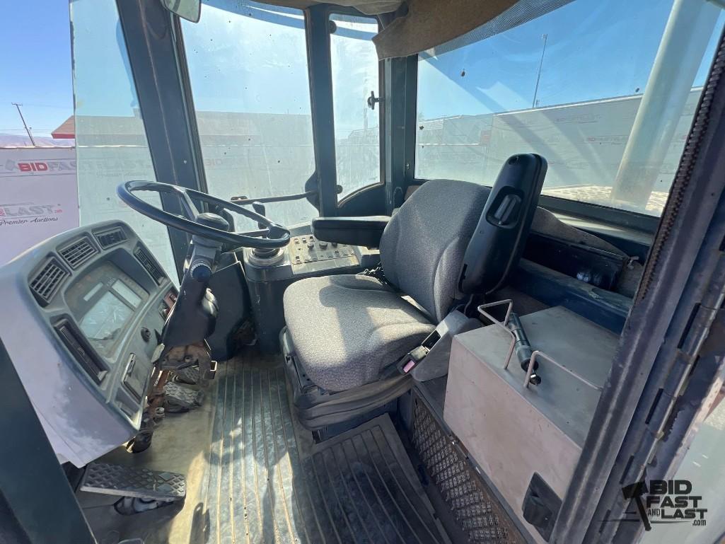John Deere 444H Loader