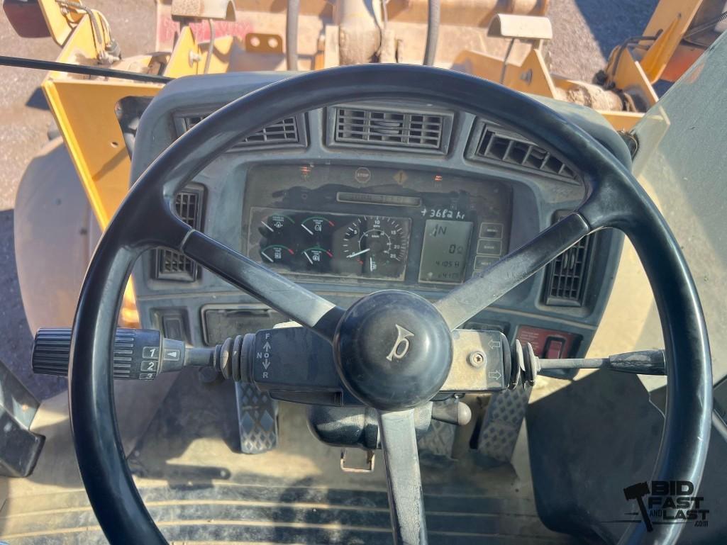 John Deere 444H Loader