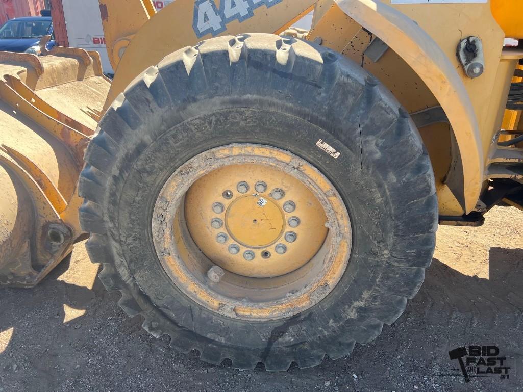 John Deere 444H Loader