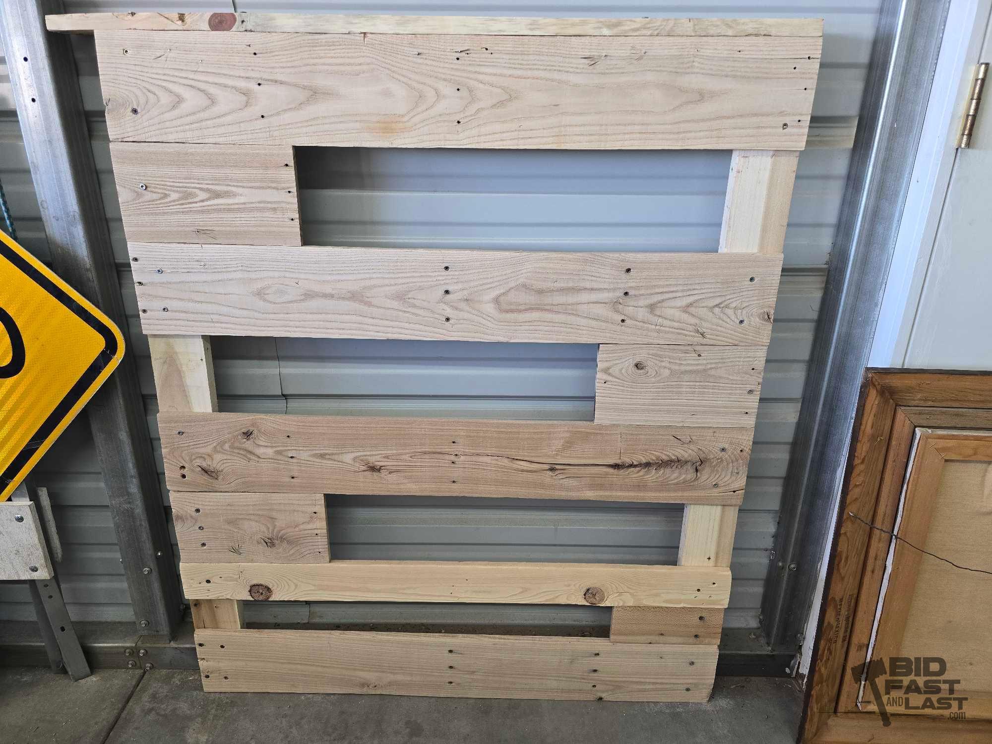 Canvas Painting and Pallet Display Board