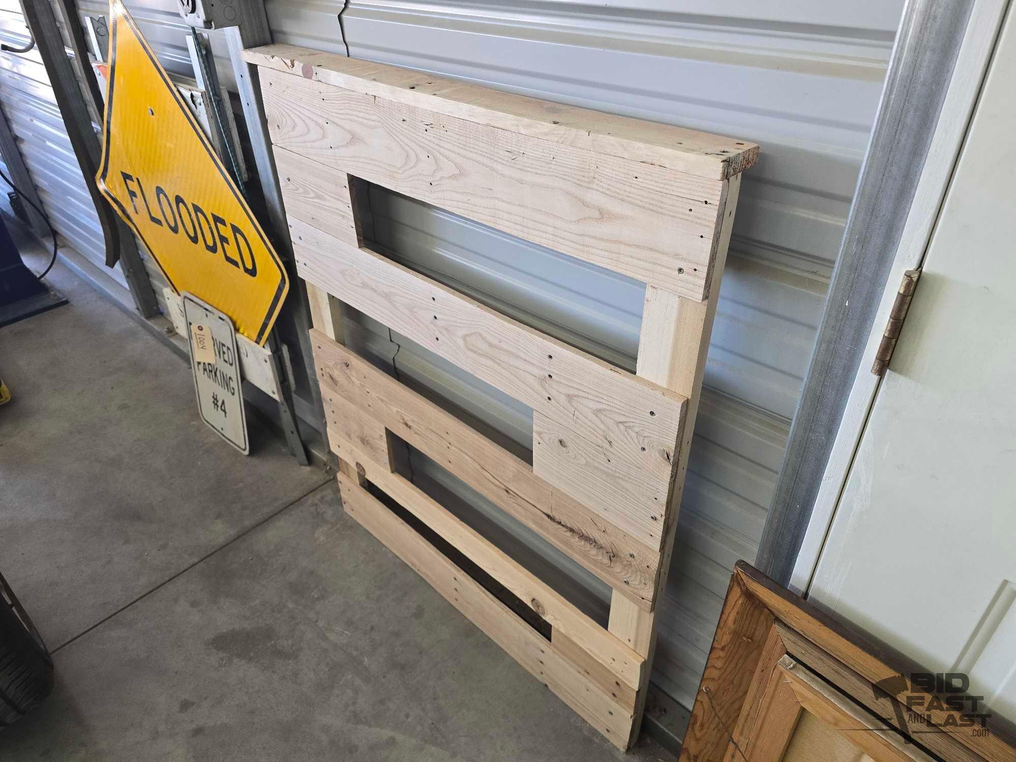 Canvas Painting and Pallet Display Board