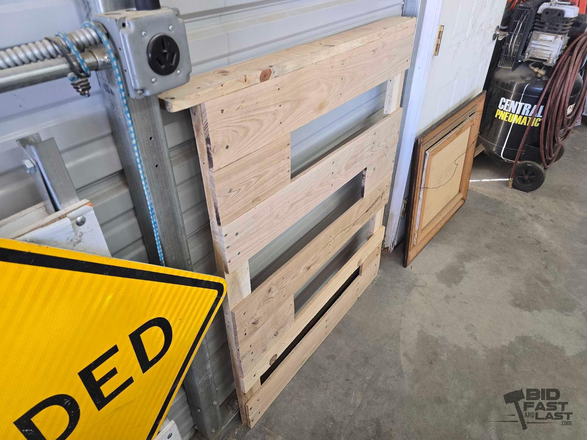 Canvas Painting and Pallet Display Board