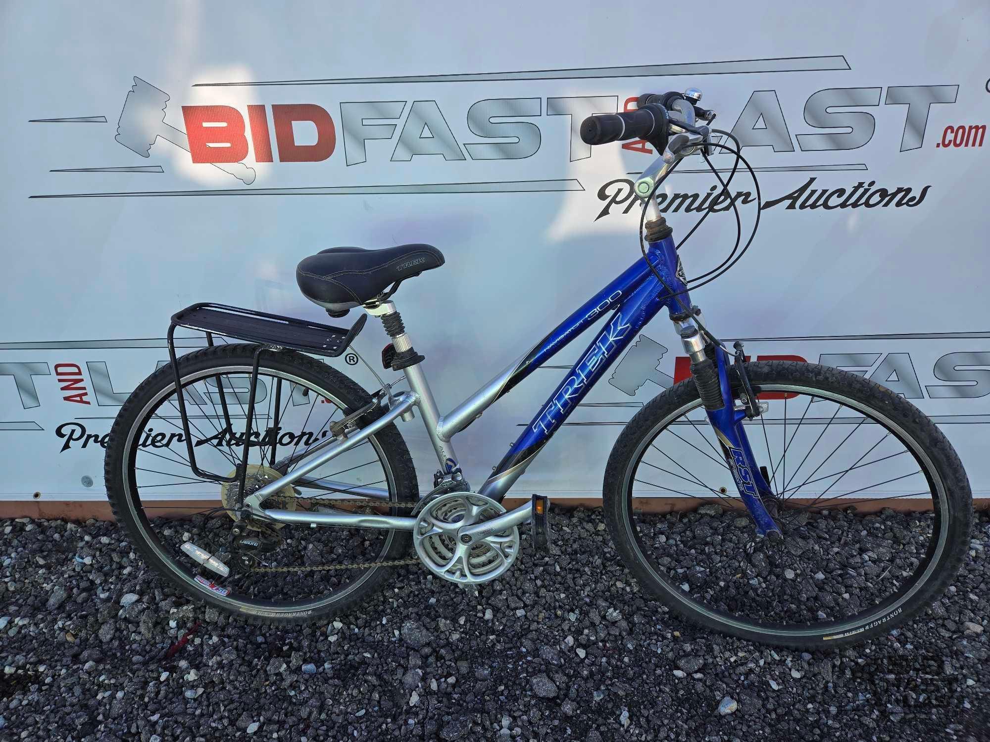 Trek Navigator 300 8-Speed Mountain Mike with 26" Wheels