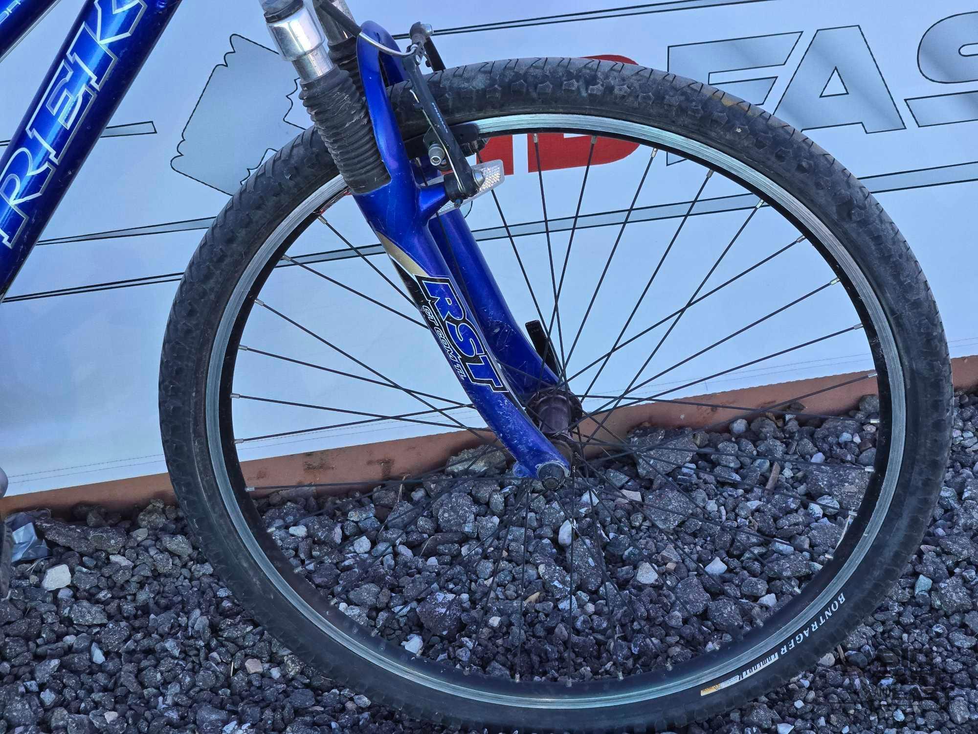 Trek Navigator 300 8-Speed Mountain Mike with 26" Wheels
