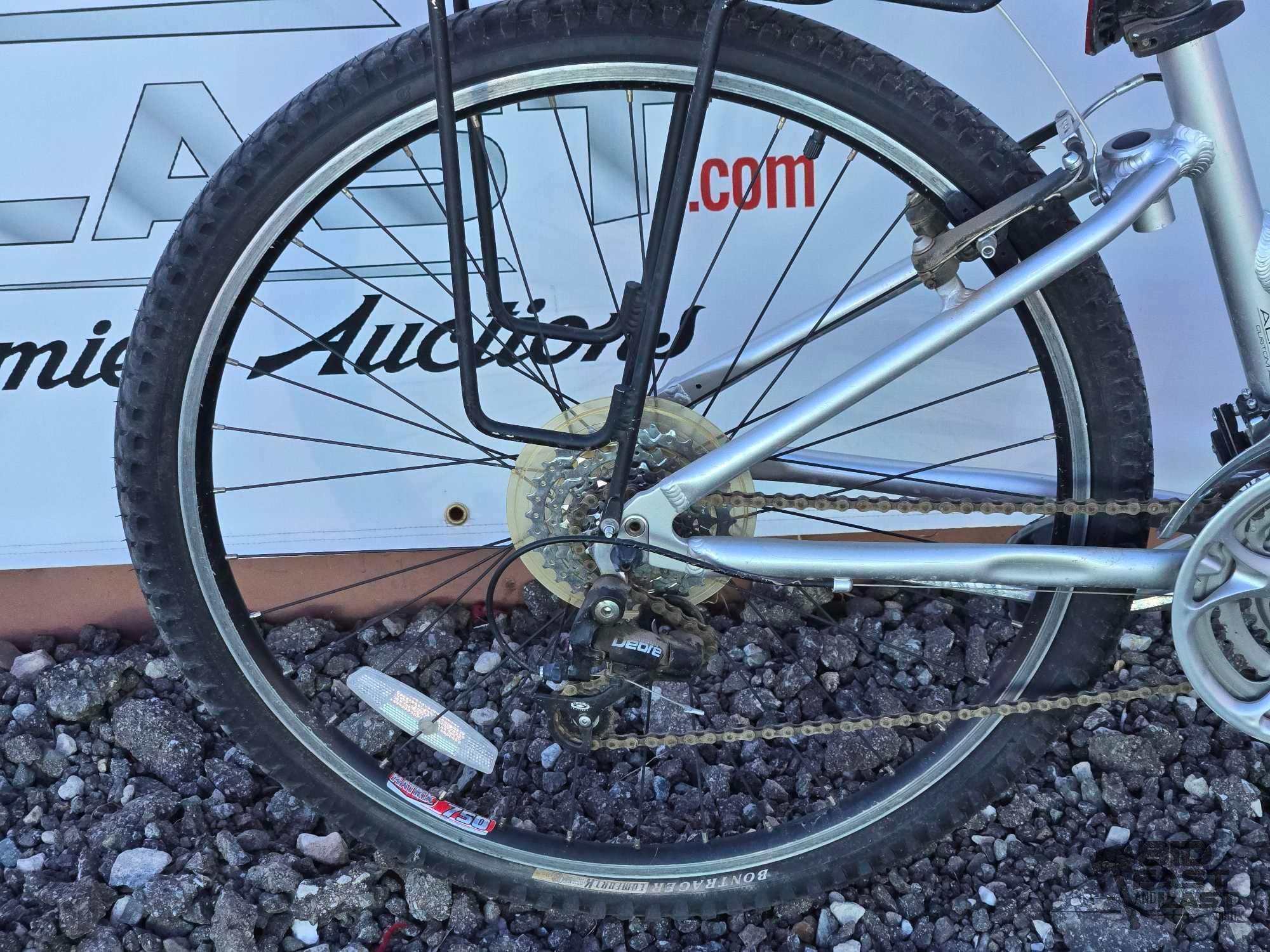 Trek Navigator 300 8-Speed Mountain Mike with 26" Wheels