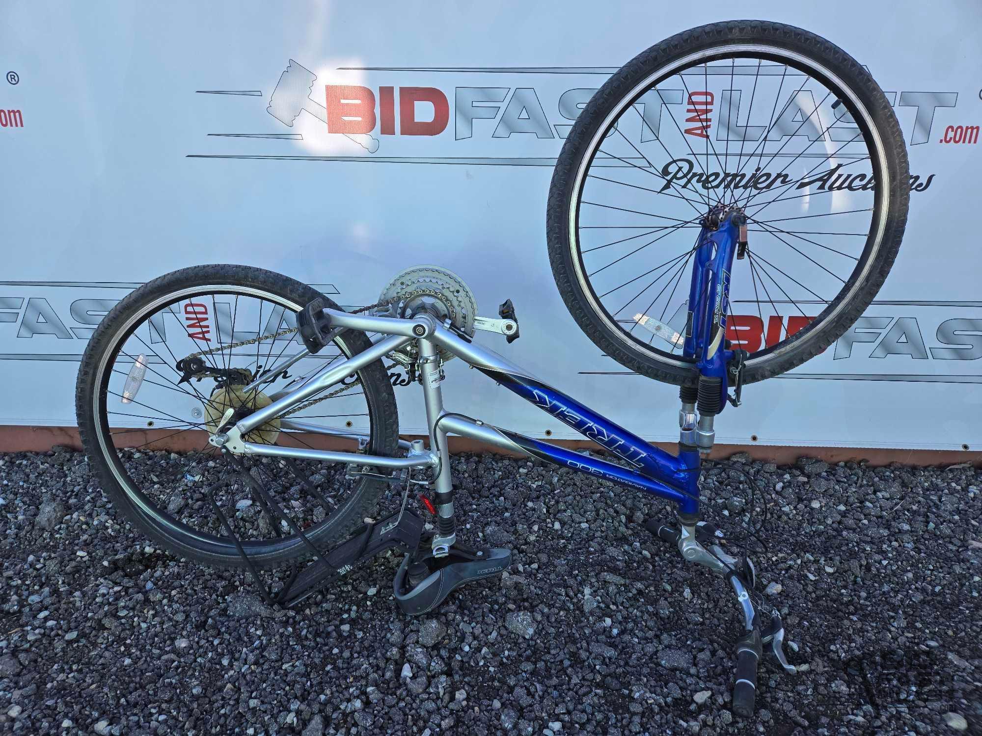 Trek Navigator 300 8-Speed Mountain Mike with 26" Wheels