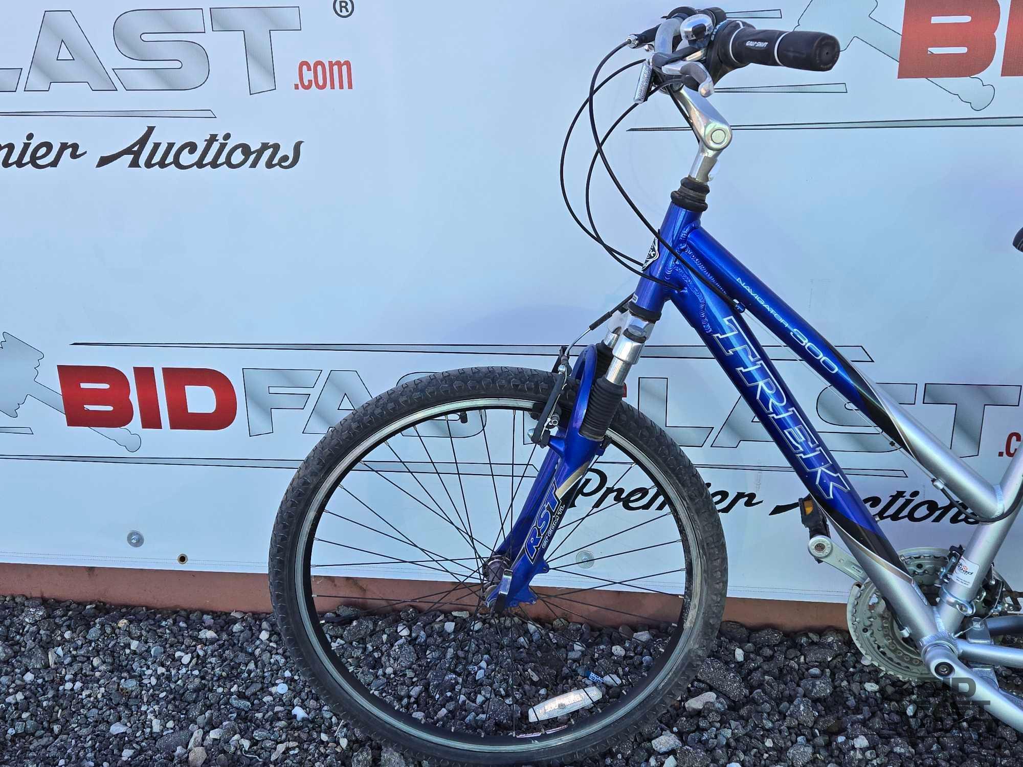 Trek Navigator 300 8-Speed Mountain Mike with 26" Wheels