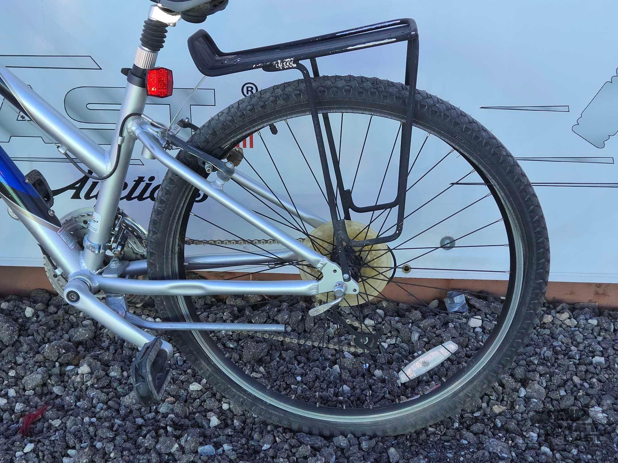 Trek Navigator 300 8-Speed Mountain Mike with 26" Wheels