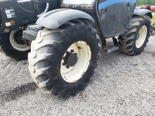 New Holland LM435A telehandler
