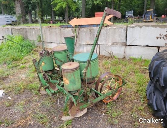 John Deere 246 2row 3pt. Corn Planter w/Markers