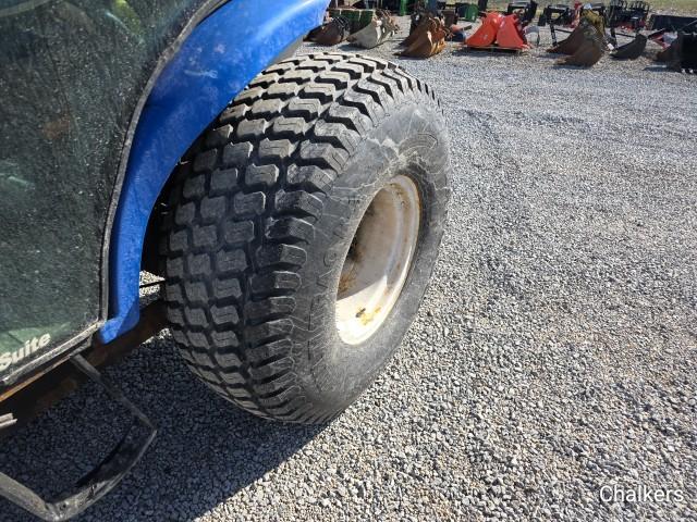 New Holland T2320 4x4 w/Cab/Ldr