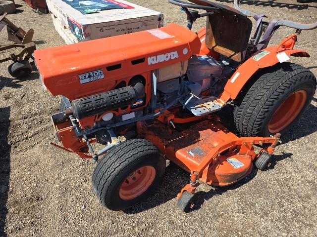 Kubota B7100 4x4 w/Mower
