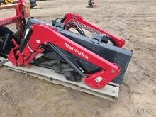 Mahindra Loader w/Brackets/Bucket