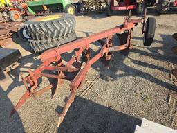 International Fast Hitch 4btm. Plow