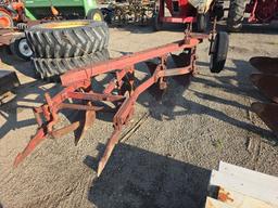 International Fast Hitch 4btm. Plow