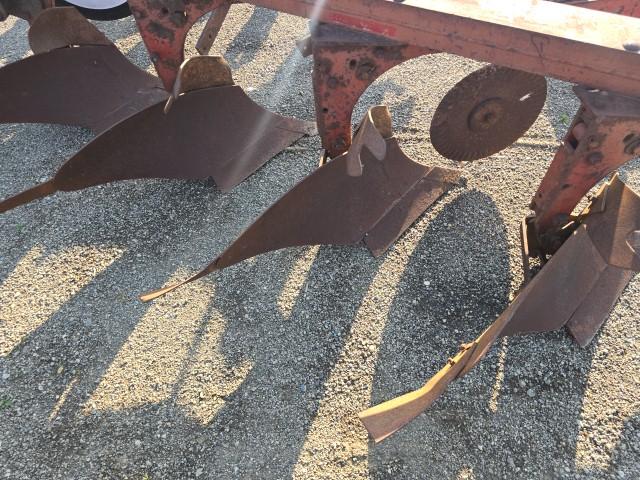 International Fast Hitch 4btm. Plow