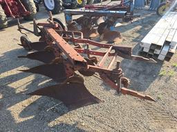 International Fast Hitch 4btm. Plow