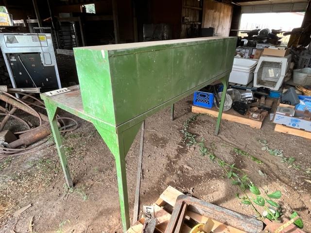 METAL WORK BENCH