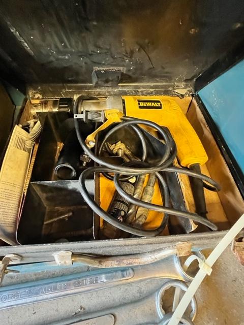 BOX OF MAGNETIC PARTS HOLDER AND ADJUSTABLE WRENCHES -