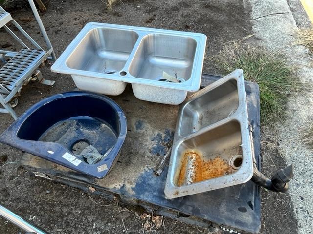 PALLET WITH CAST IRON AND STAINLESS STEEL SINKS