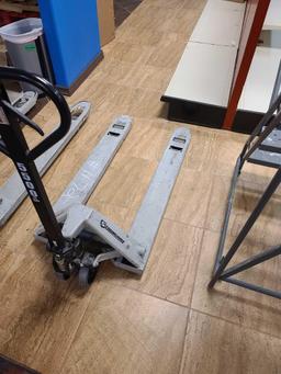 Strongway Pallet Jack (5,500 lb Capacity)