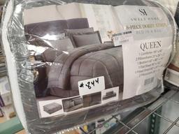 Lot w/Comforters(Rack Not Included)
