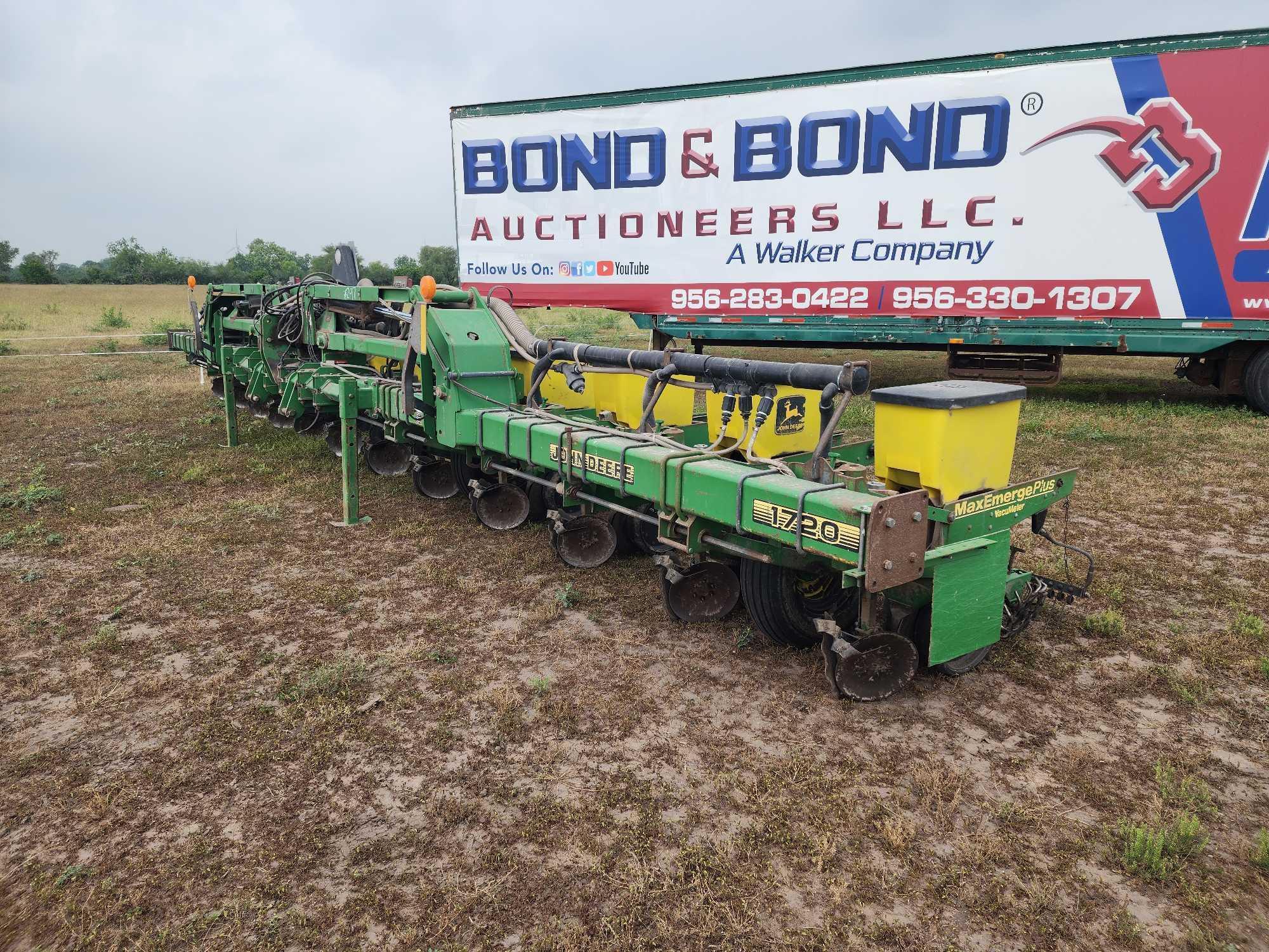 12 Row Folding John Deere 1720 Planter