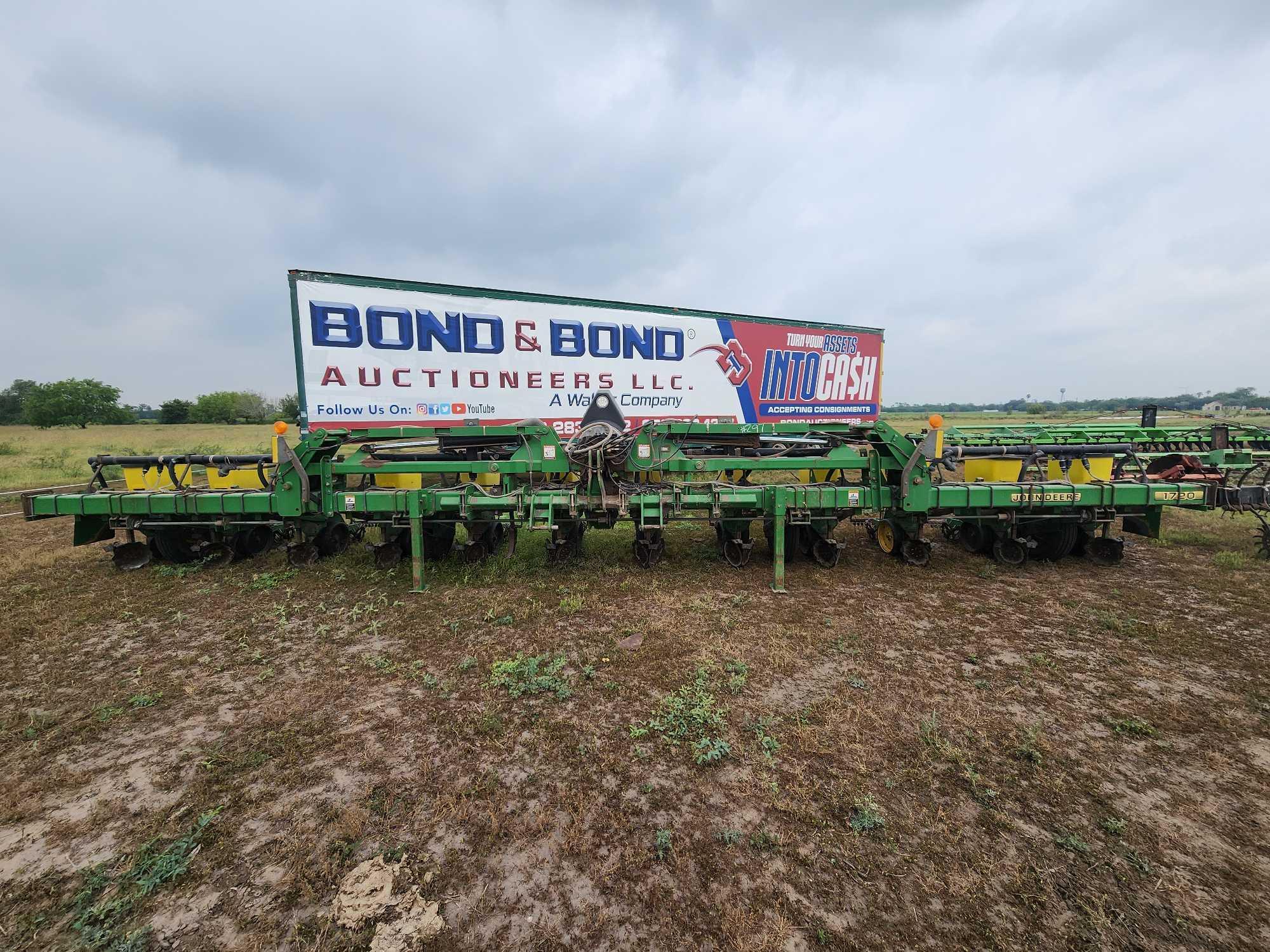 12 Row Folding John Deere 1720 Planter