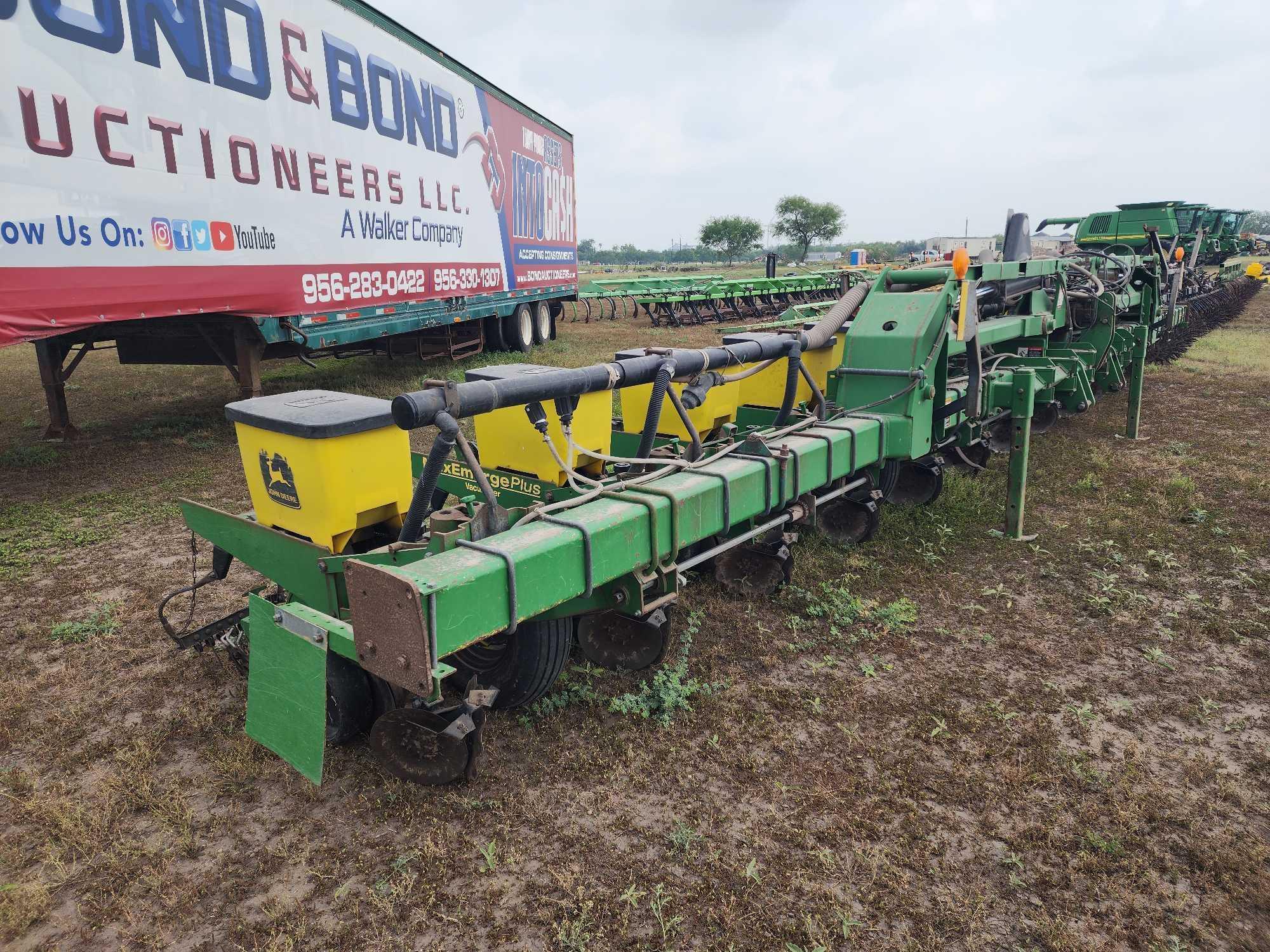 12 Row Folding John Deere 1720 Planter