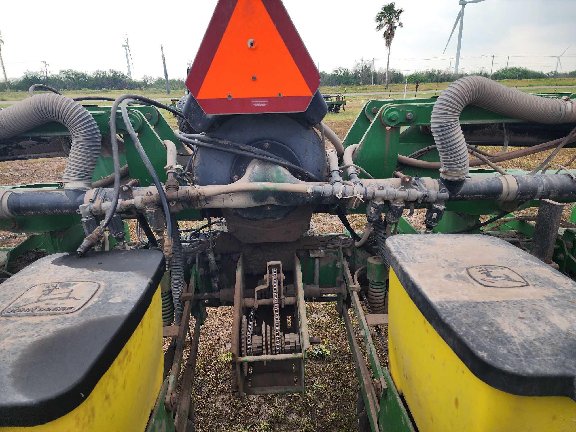 12 Row Folding John Deere 1720 Planter