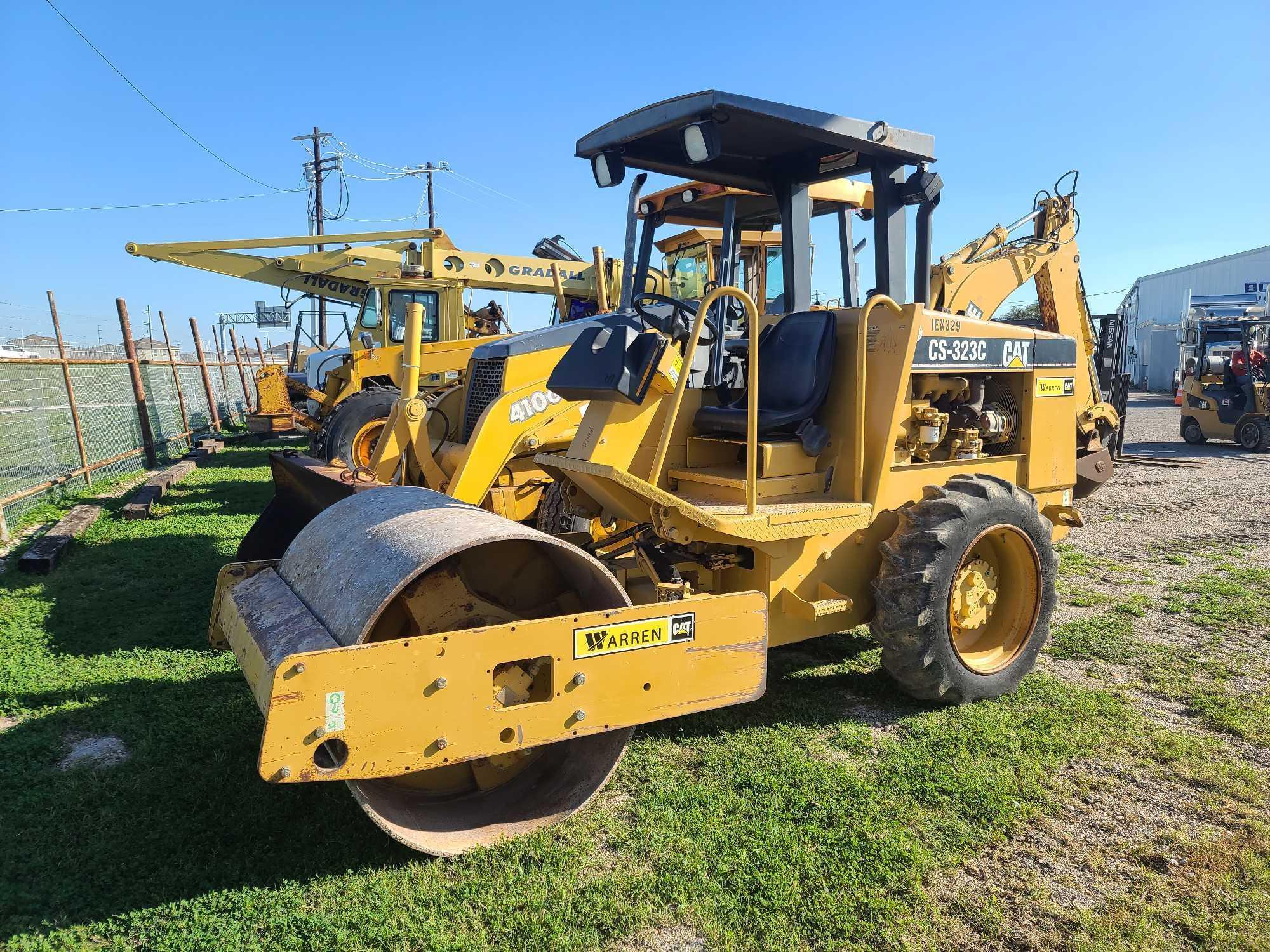 2000 Caterpillar CS-323C Vibratory Compactor