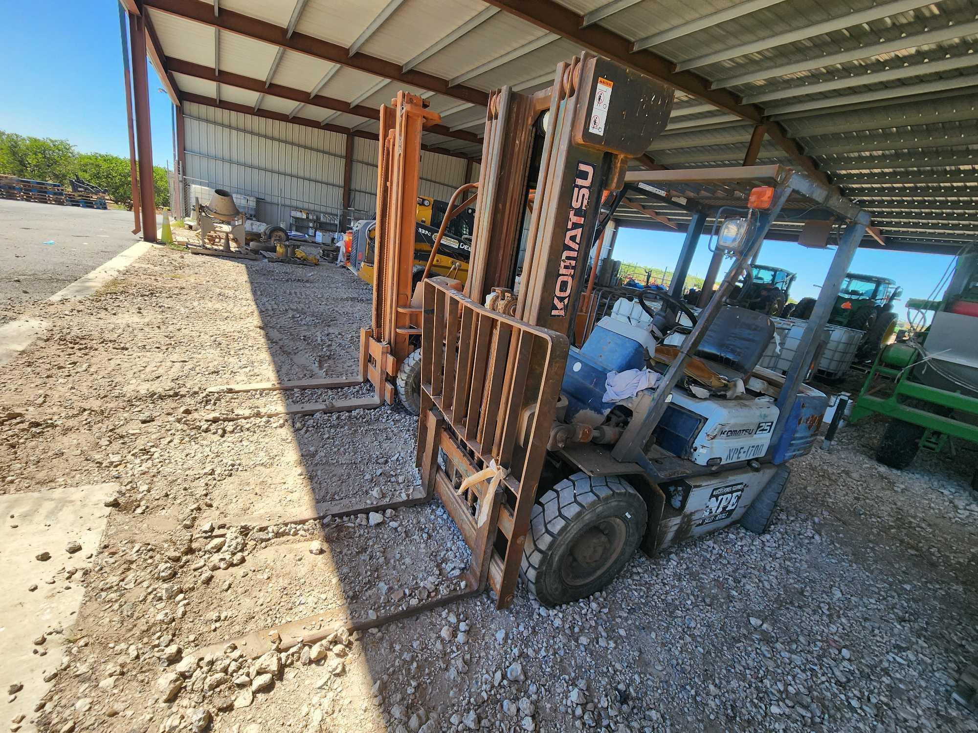 Komatsu 25 Forklift...Hours: 4623Model #FD25VT11...Serial #459604A