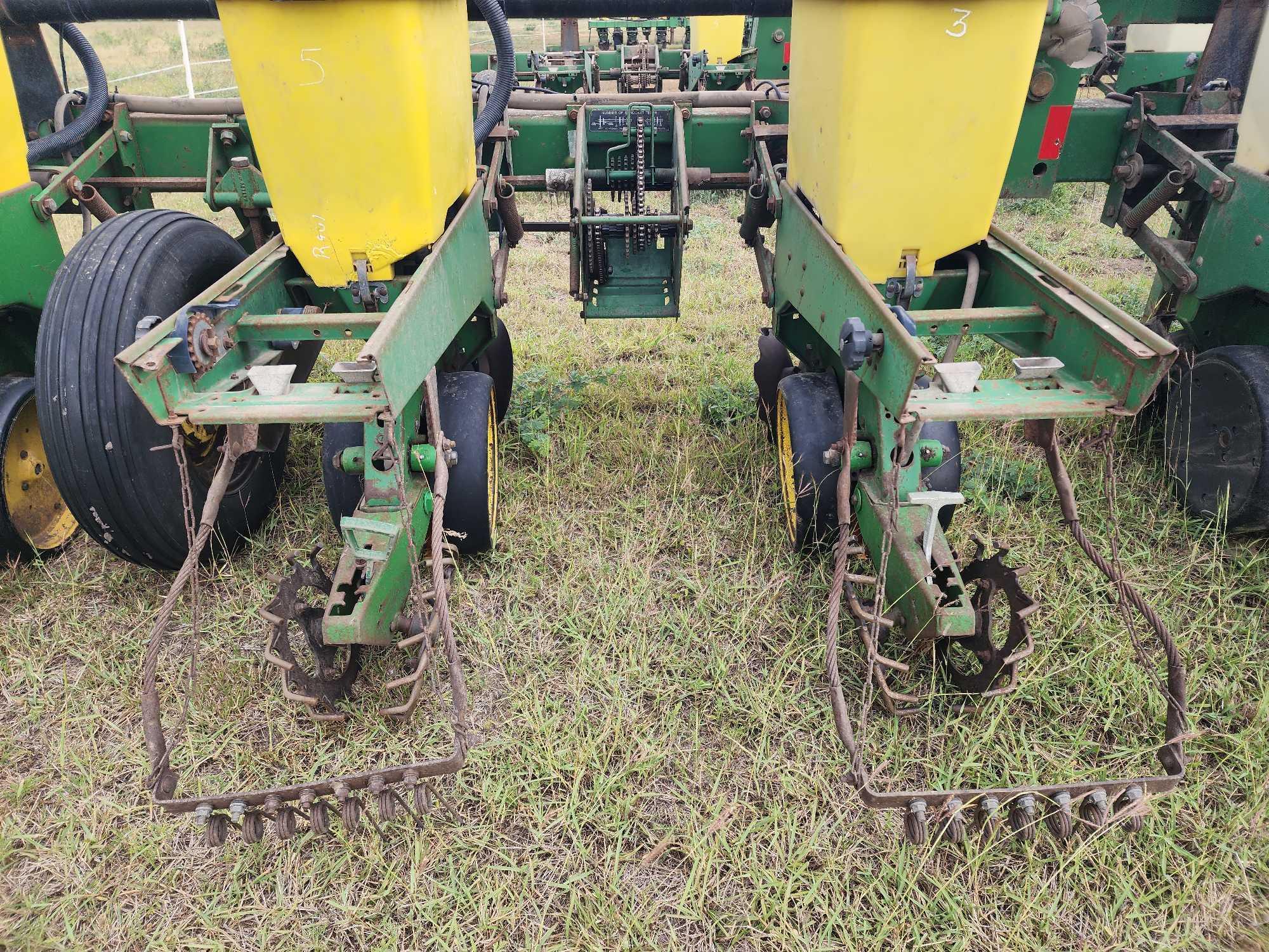 12 Row Folding John Deere Planter Max Emerge 2