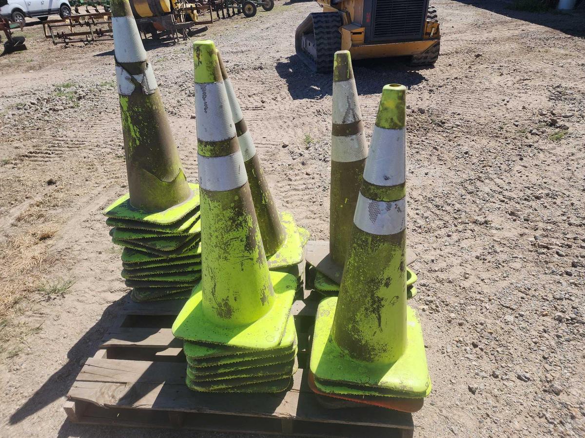 1 PALLET CONSISTING Traffic Cones