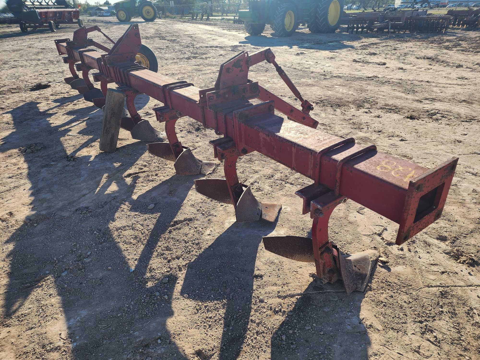 IHC 8-Row Tool Bar W/ Busters