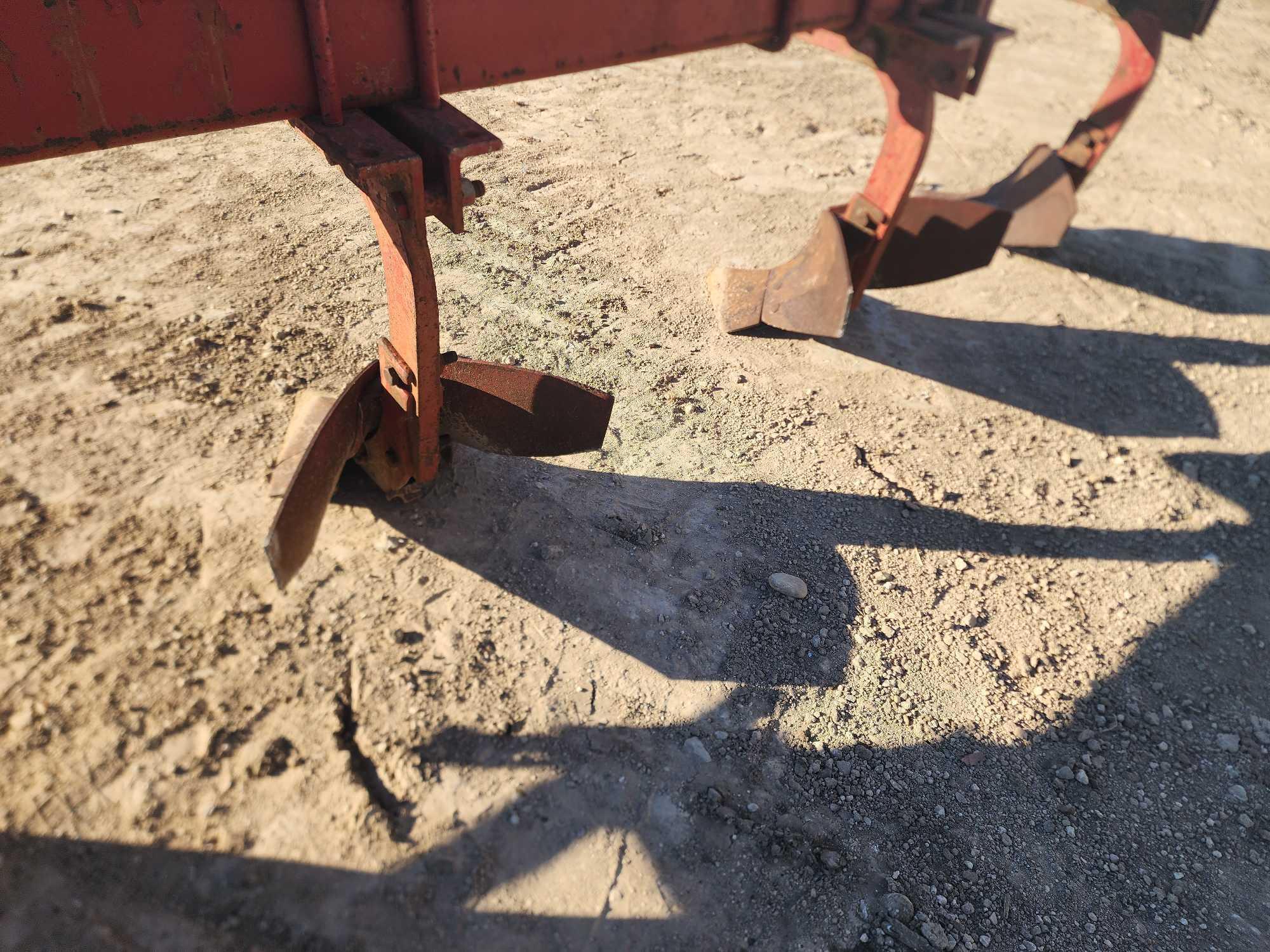 IHC 8-Row Tool Bar W/ Busters