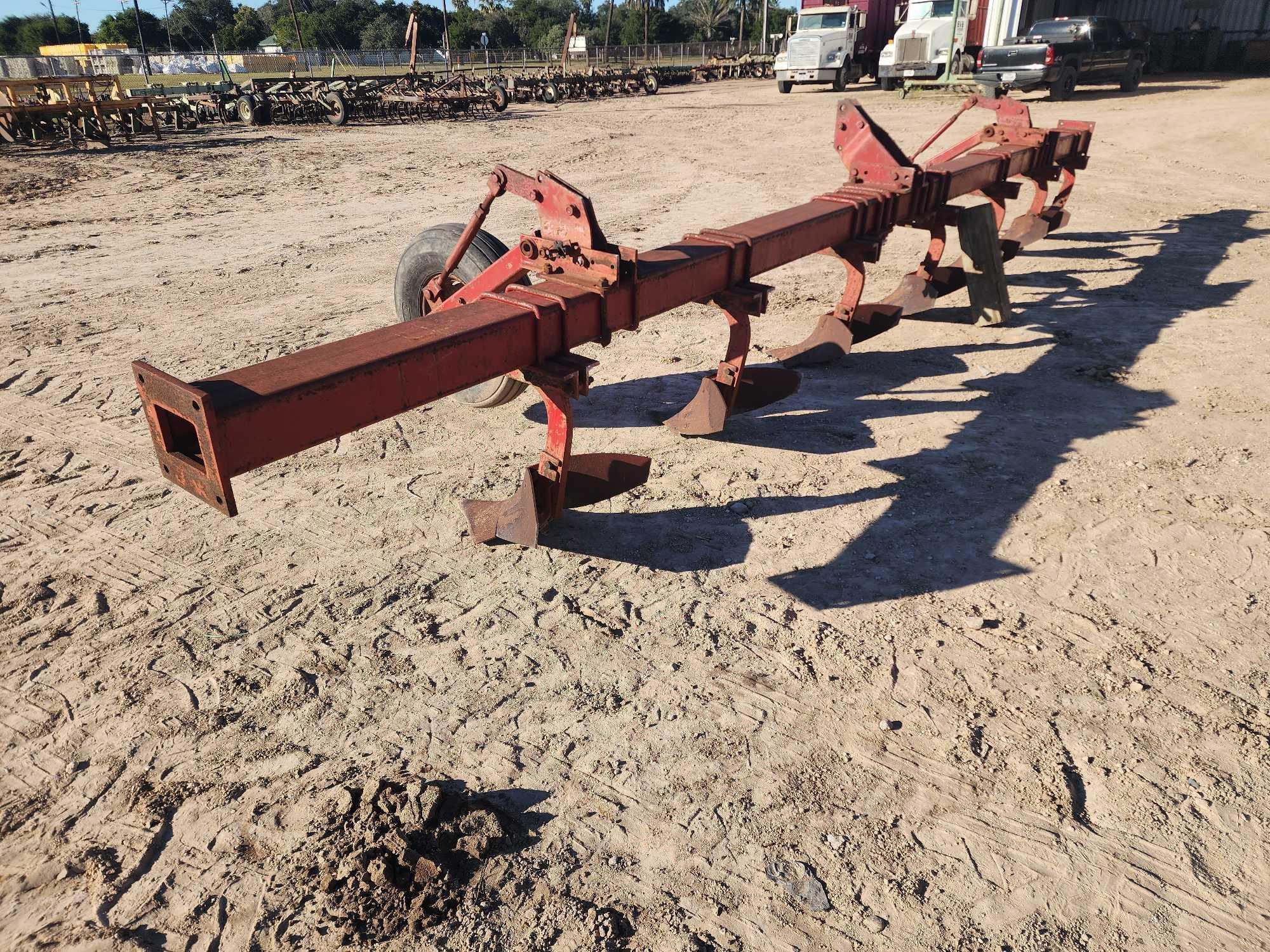 IHC 8-Row Tool Bar W/ Busters