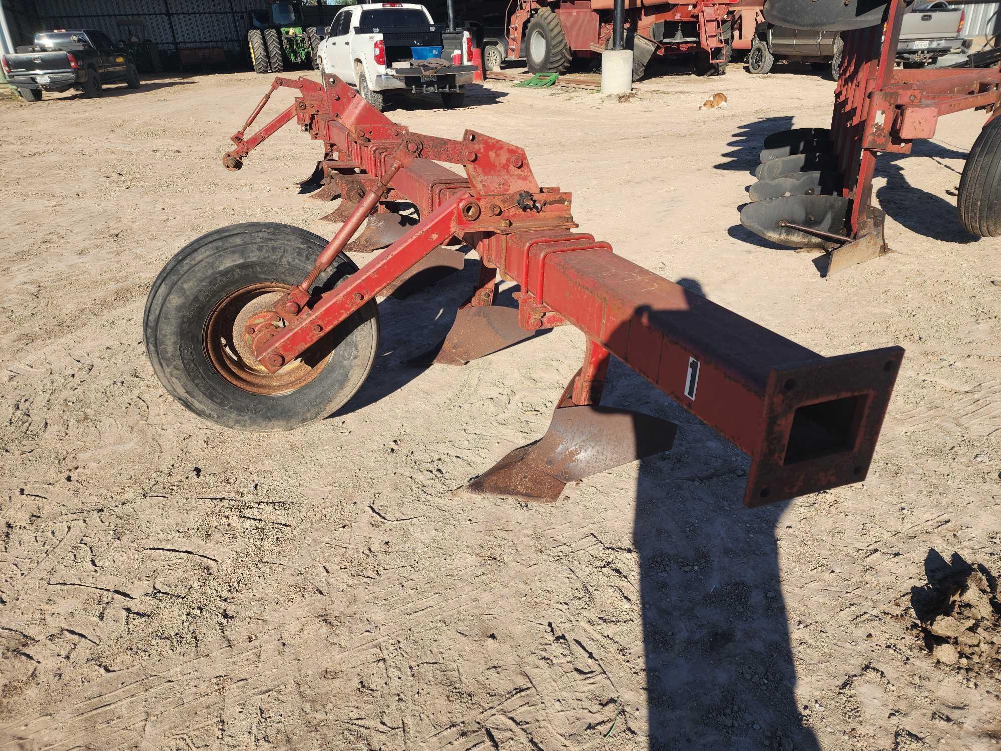 IHC 8-Row Tool Bar W/ Busters