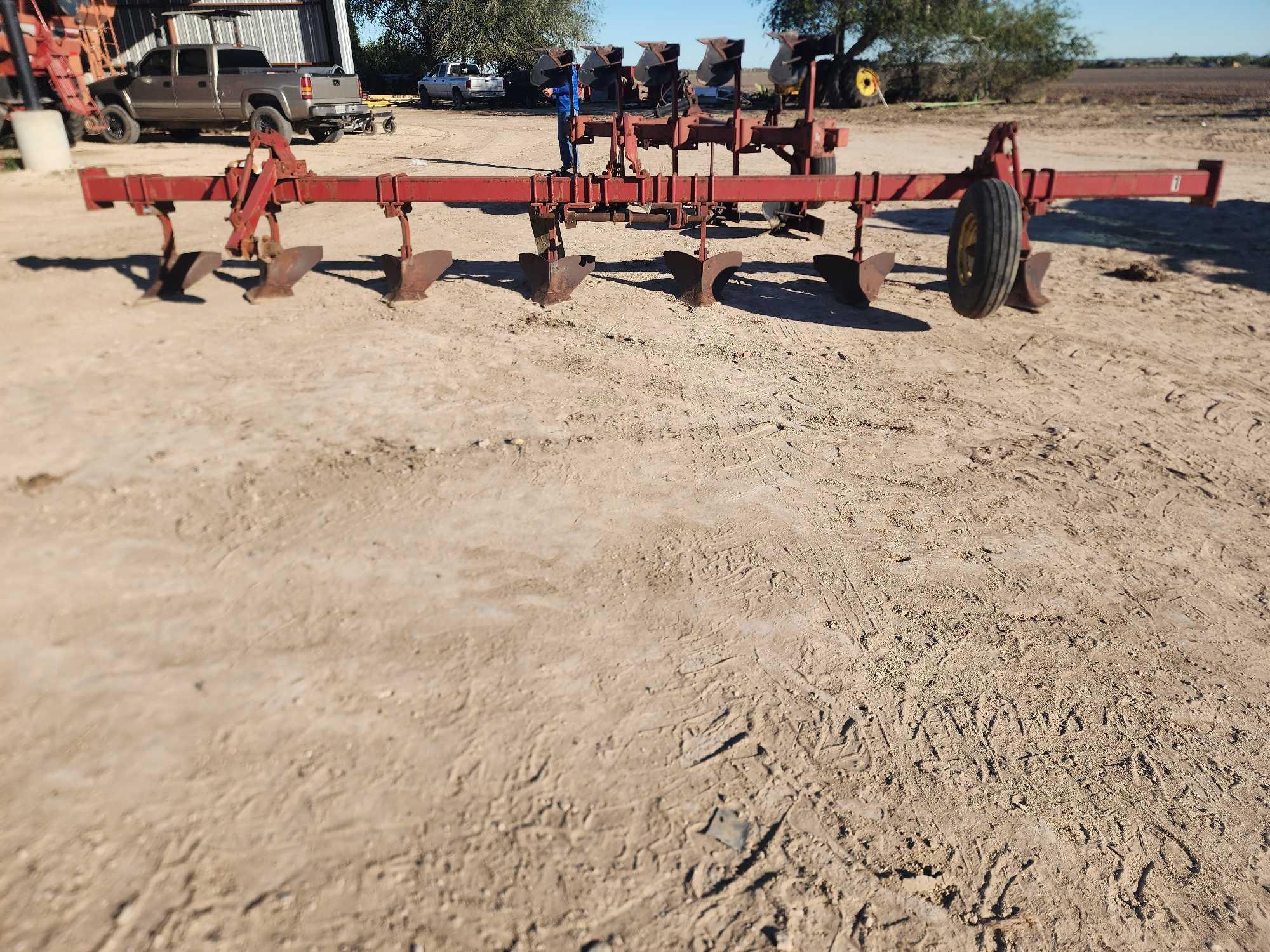 IHC 8-Row Tool Bar W/ Busters