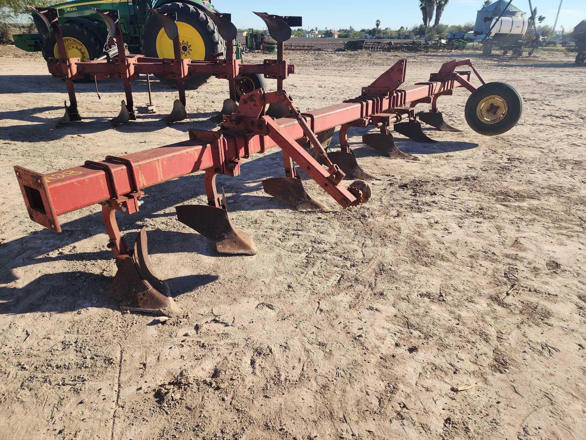 IHC 8-Row Tool Bar W/ Busters